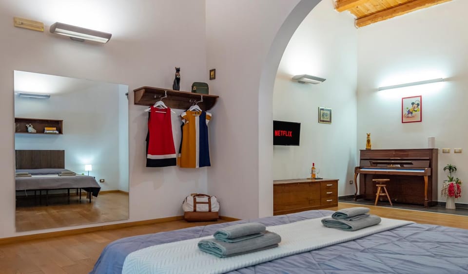 Bed, TV and multimedia, Photo of the whole room, Bedroom, towels, air conditioner
