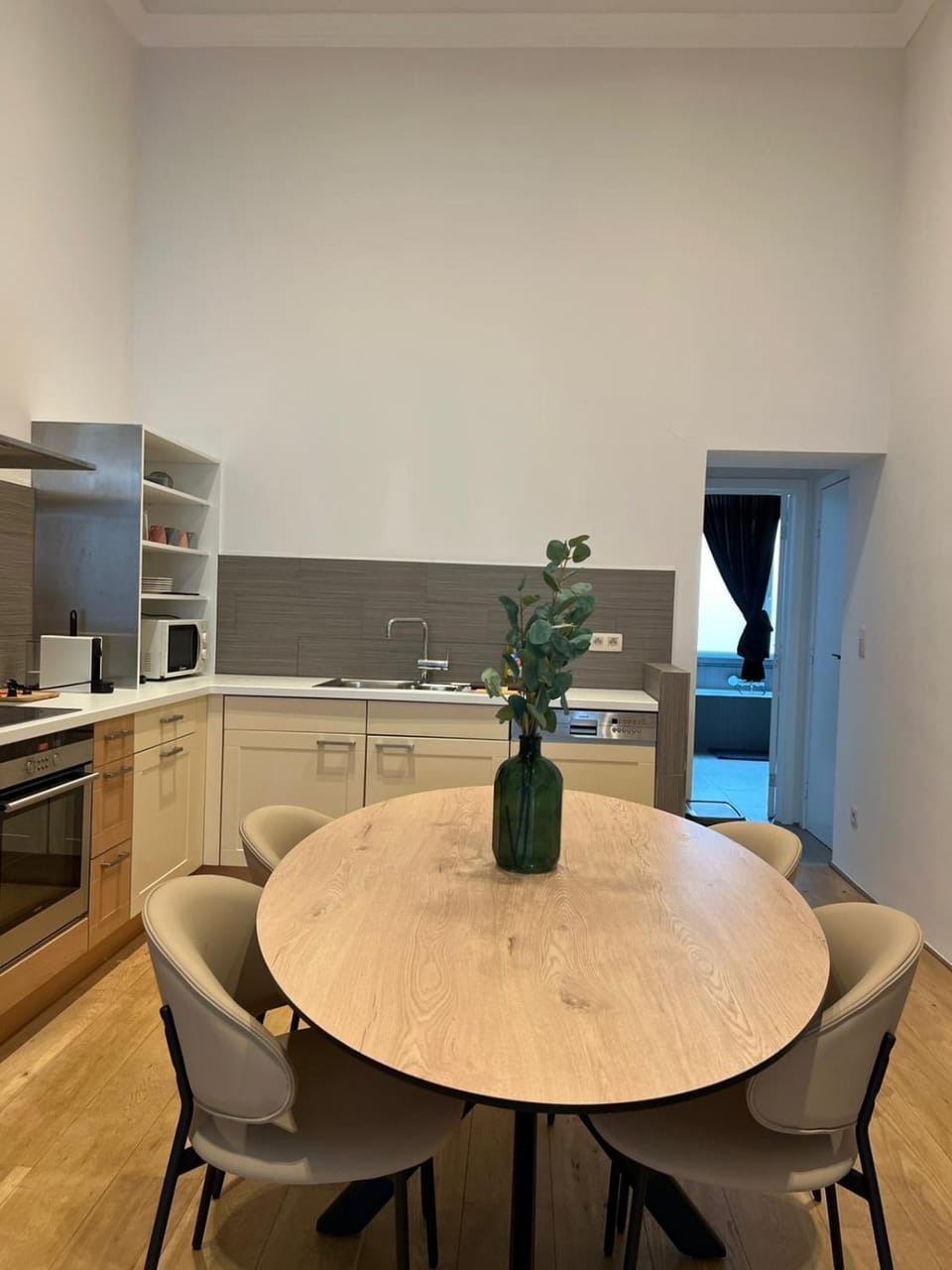Kitchen or kitchenette, Dining area, minibar, oven, stove