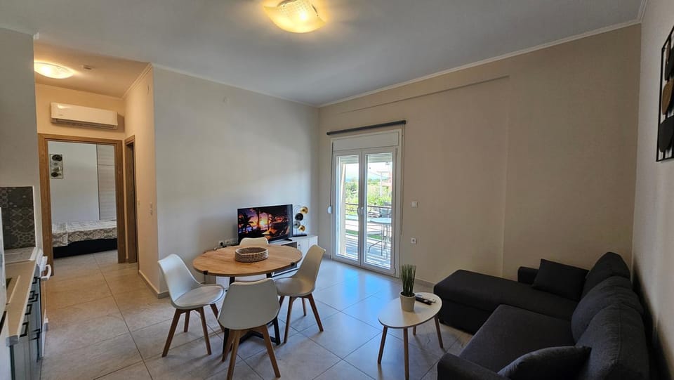 TV and multimedia, Living room, Seating area, Dining area