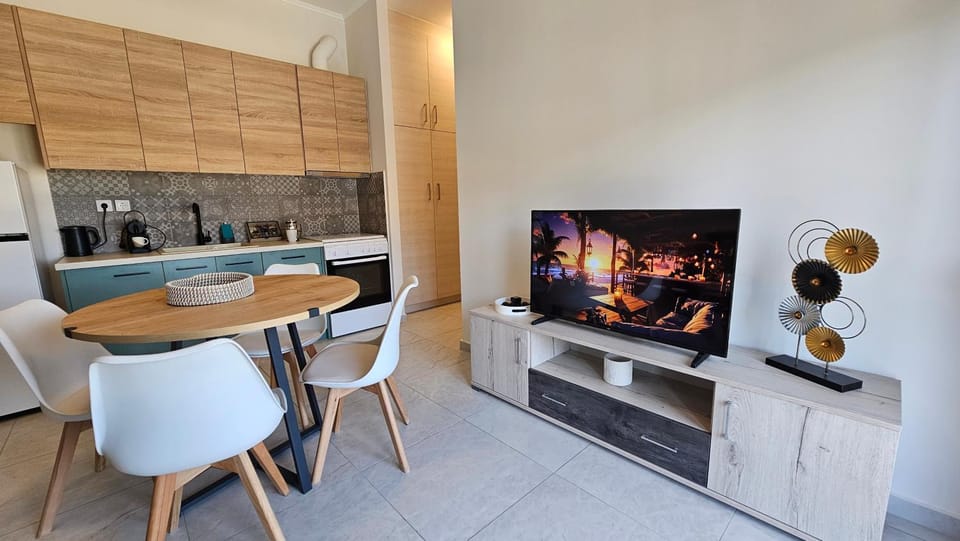 TV and multimedia, Living room, Seating area, Dining area