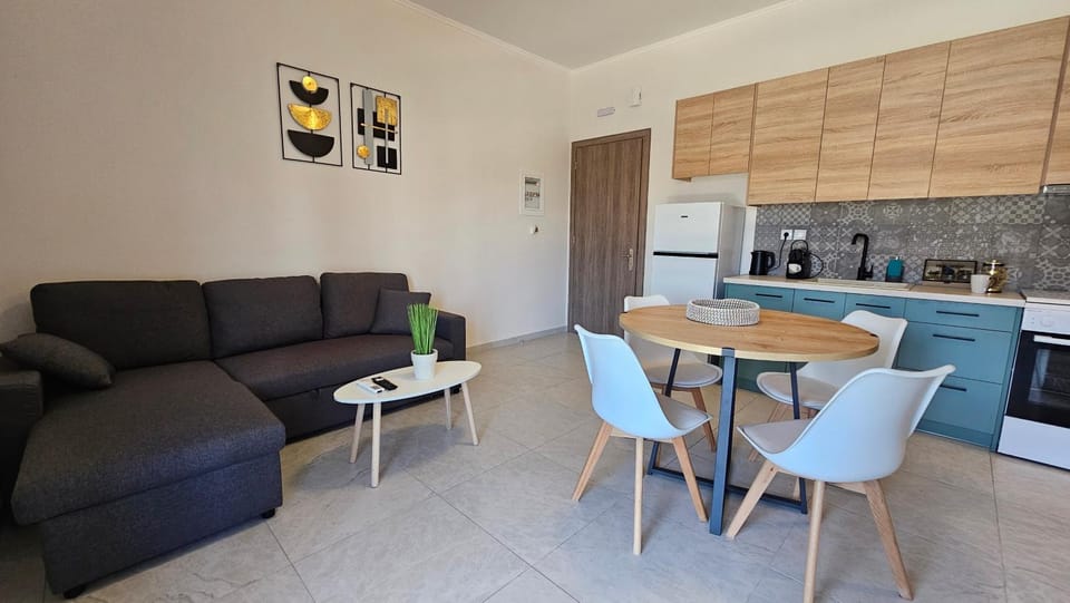 Kitchen or kitchenette, Living room, Seating area, Dining area