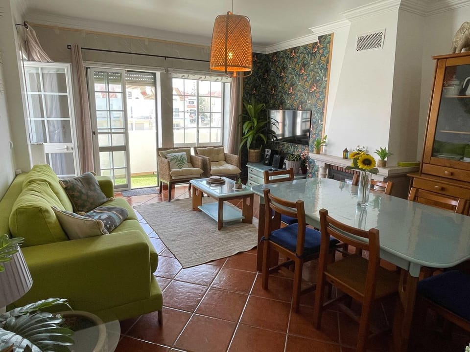 TV and multimedia, Living room, Seating area, Dining area