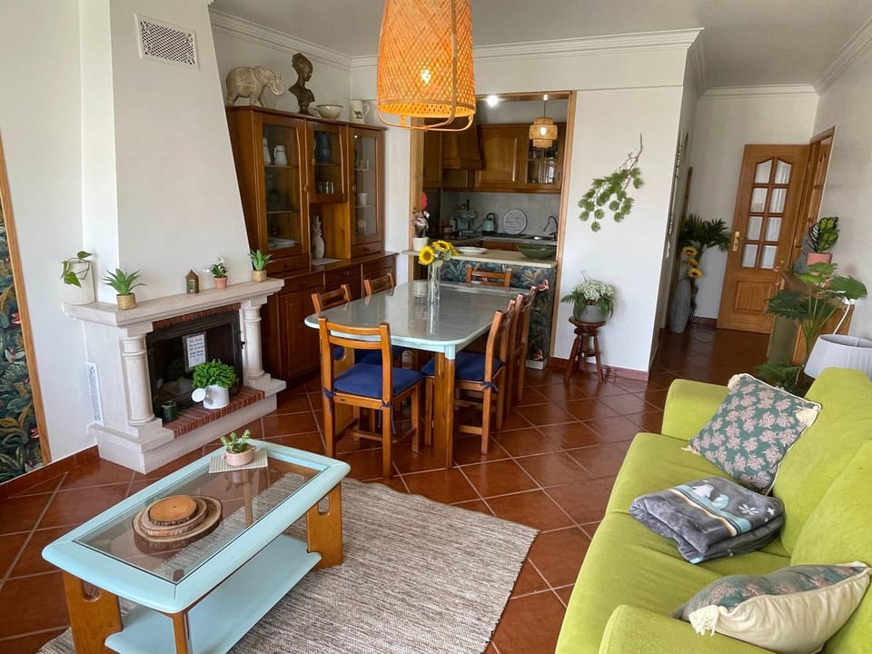 Kitchen or kitchenette, Living room, Seating area, Dining area, stove