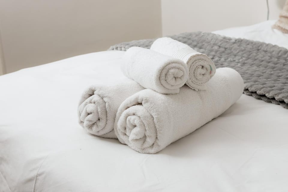 Bed, Bedroom, towels