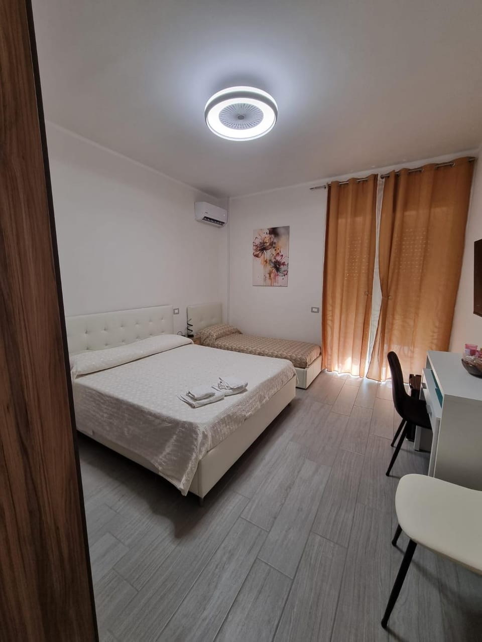 TV and multimedia, Photo of the whole room, Seating area, Bedroom