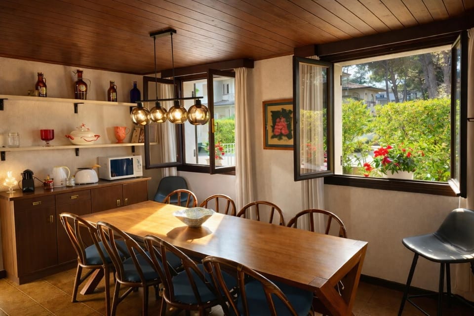 Kitchen or kitchenette, minibar