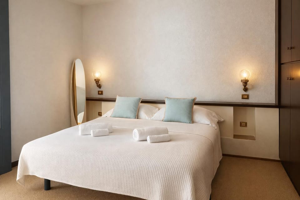 Bed, Bedroom, towels