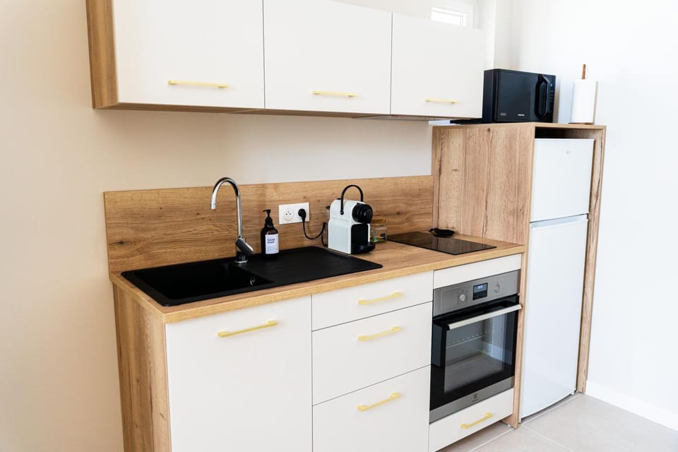 Coffee/tea facilities, Kitchen or kitchenette, stove, toaster