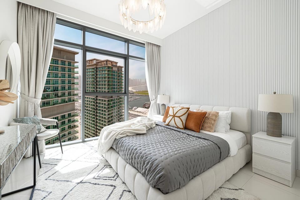 Bed, Photo of the whole room, Seating area, Bedroom