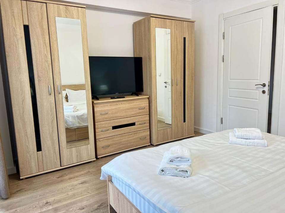 Bedroom, towels