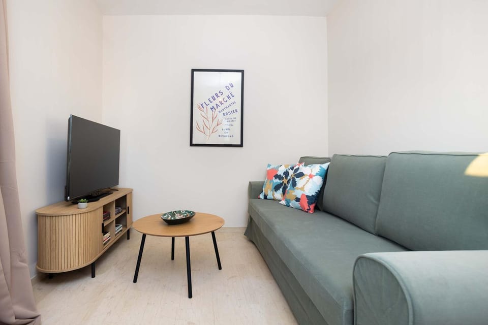 Communal lounge/ TV room, TV and multimedia, Living room, Seating area, Evening entertainment