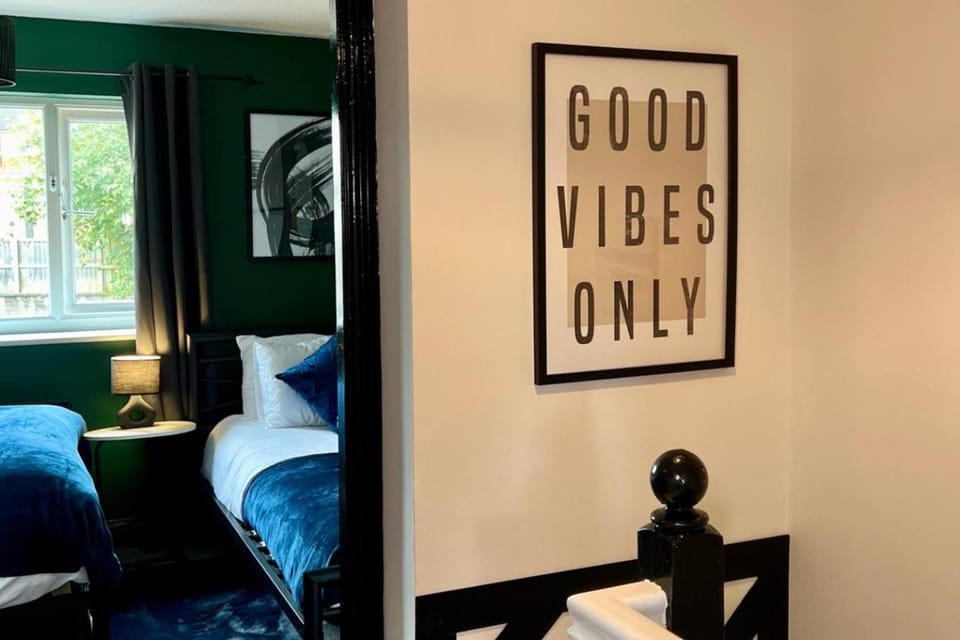 2-Bed - Sleeps 4 - Pet Friendly & Free Parking House in England