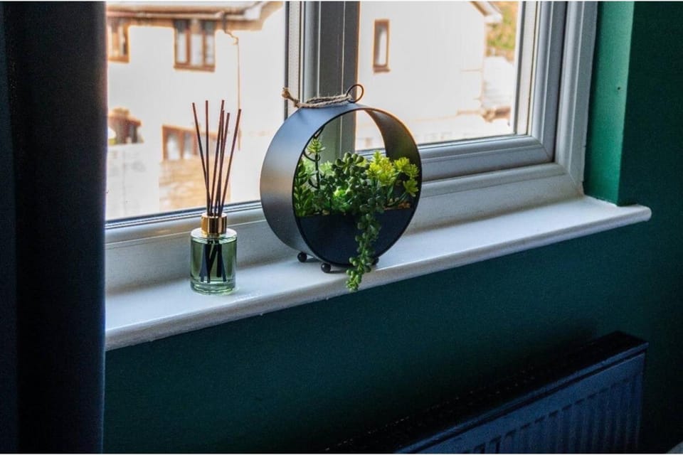 2-Bed - Sleeps 4 - Pet Friendly & Free Parking House in England