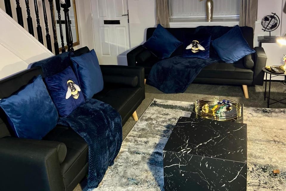 2-Bed - Sleeps 4 - Pet Friendly & Free Parking House in England