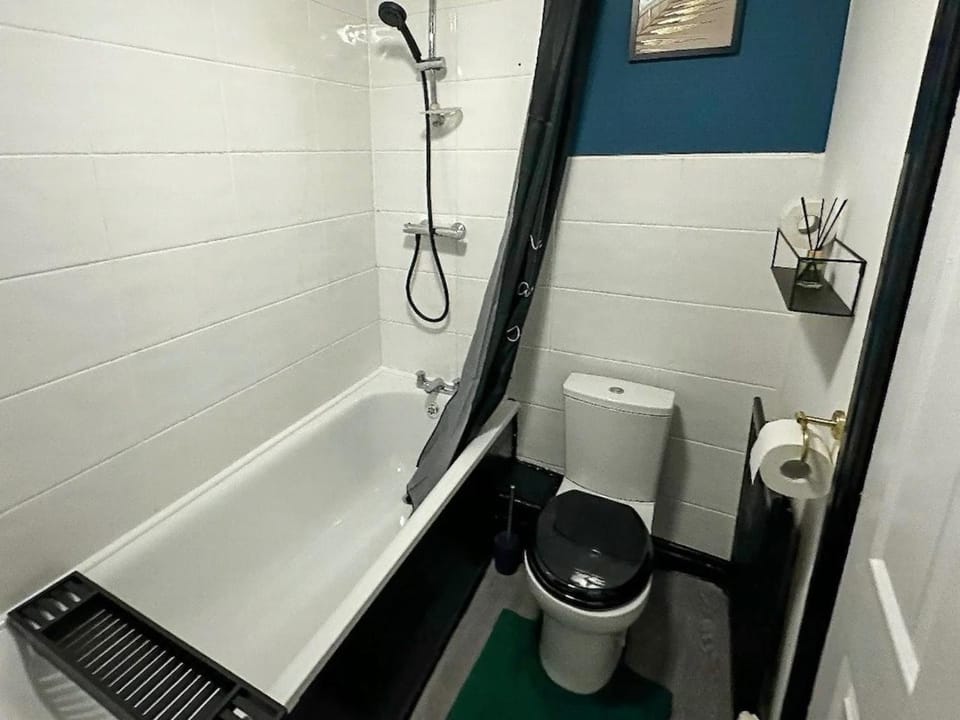 Shower, Toilet, Bathroom, Bath