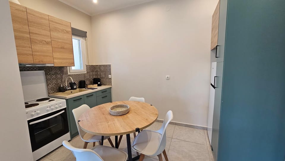 Kitchen or kitchenette, Dining area, oven
