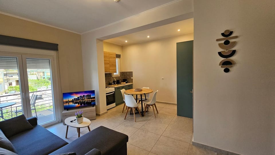 TV and multimedia, Kitchen or kitchenette, Living room, Seating area, Dining area