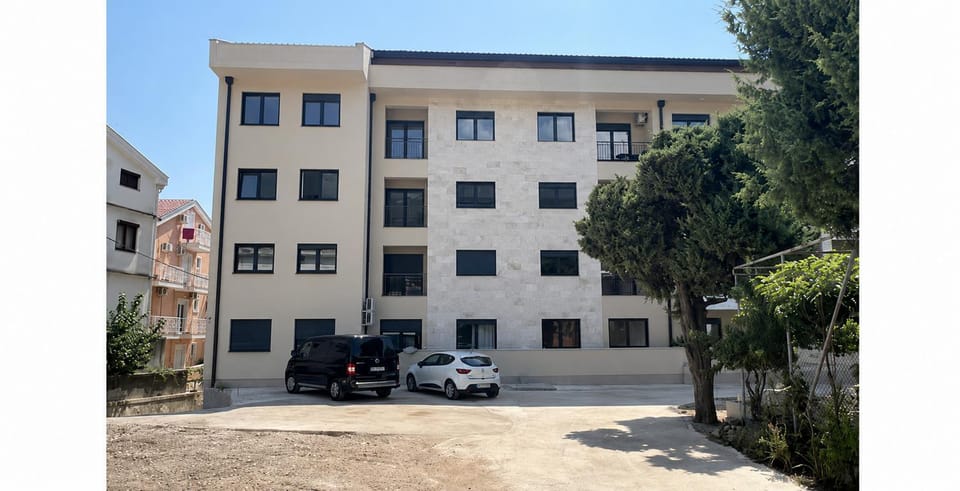 Property building, Inner courtyard view, Parking
