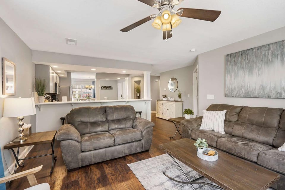 Tranquil Pondview Retreat Balcony House in Branson