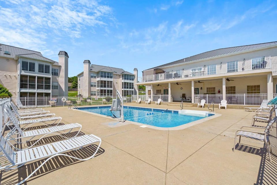 Tranquil Pondview Retreat Balcony House in Branson