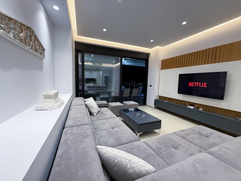 TV and multimedia, Living room, Seating area, Evening entertainment