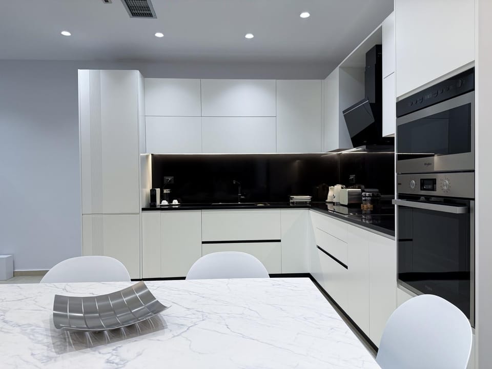 Kitchen or kitchenette, Dining area, stove