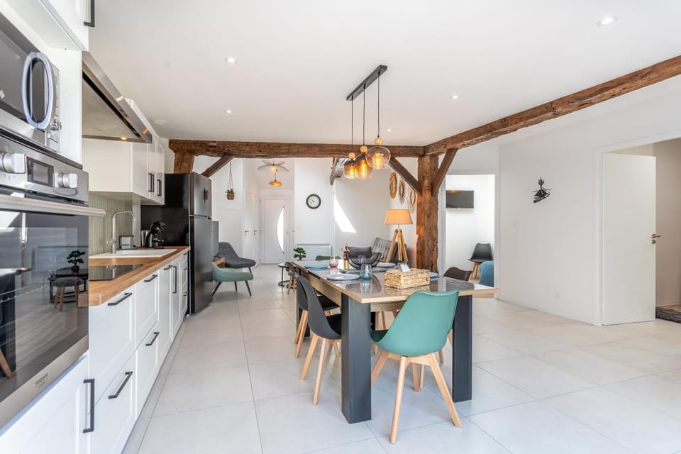 Property building, Kitchen or kitchenette, Living room
