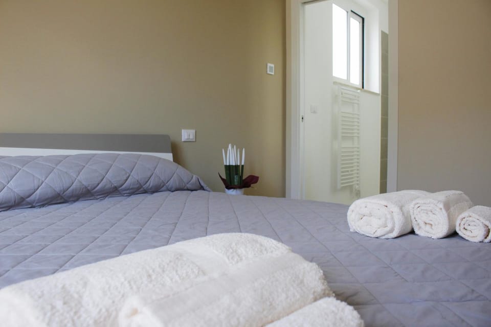 Bed, Bedroom, towels