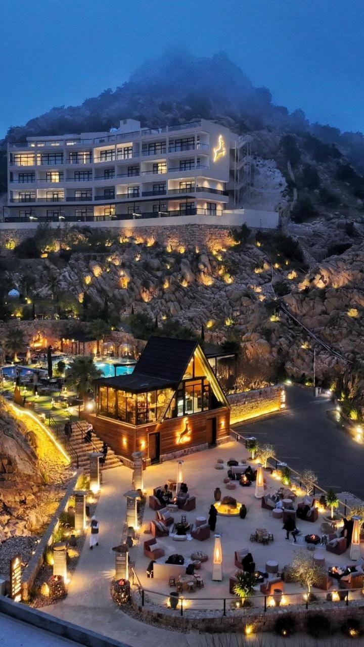 Property building, Night, Neighbourhood, Natural landscape, Bird's eye view, Mountain view