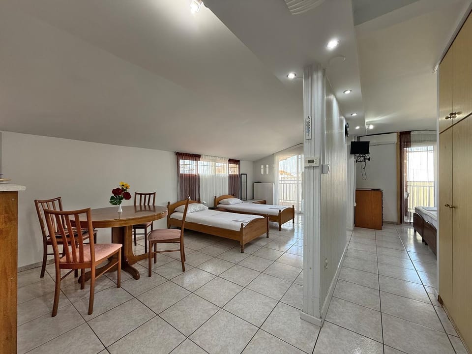 Bed, Kitchen or kitchenette, Living room, Photo of the whole room, Seating area, Bedroom