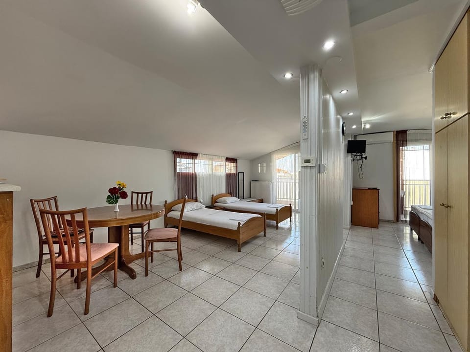 Bed, TV and multimedia, Living room, Photo of the whole room, Seating area, Dining area, Bedroom, wardrobe