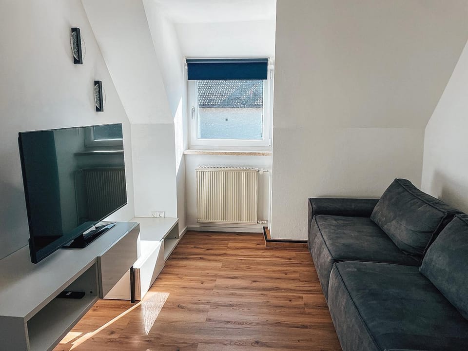 Communal lounge/ TV room, TV and multimedia, Living room, Seating area, Evening entertainment