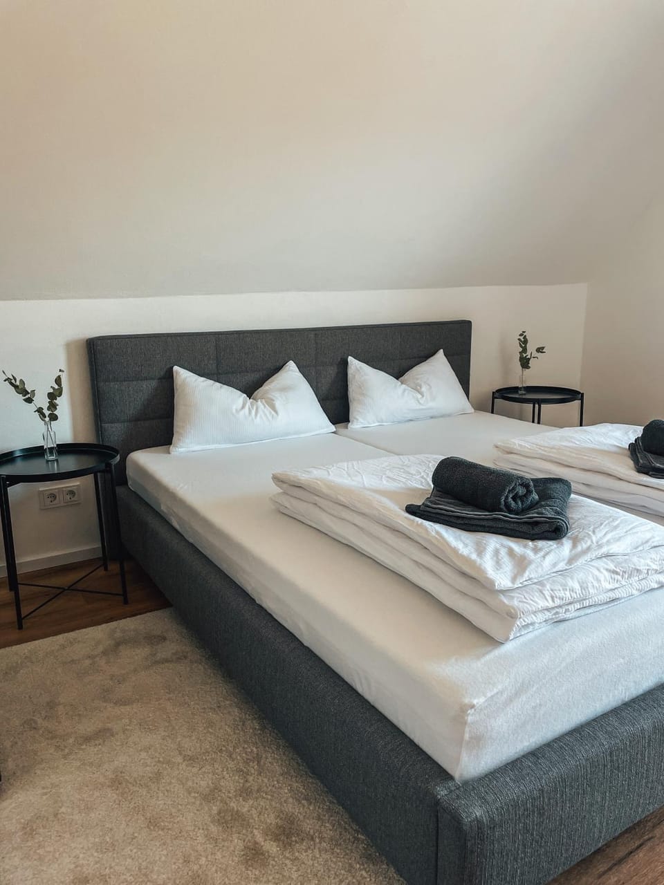 Bed, Photo of the whole room, Bedroom, towels