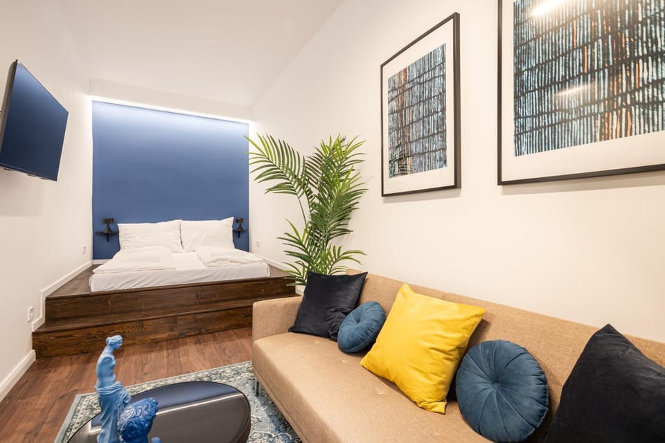 Bed, TV and multimedia, Living room, Photo of the whole room, Seating area, Bedroom