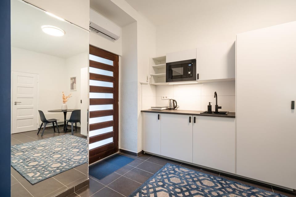 TV and multimedia, Kitchen or kitchenette, Dining area, stove
