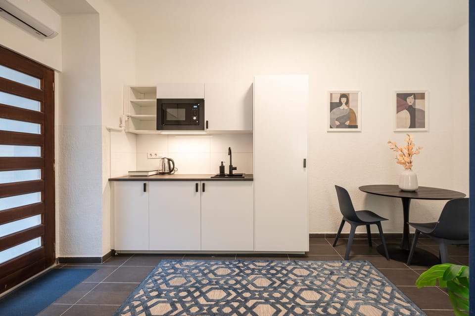 Property building, Coffee/tea facilities, Kitchen or kitchenette, Seating area, Dining area, stove