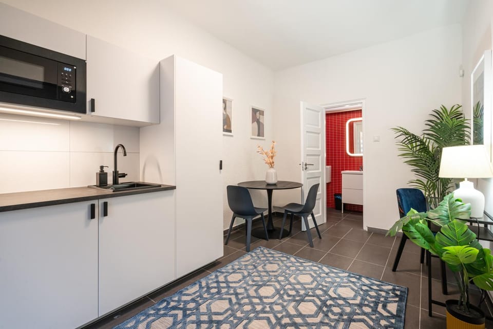 Kitchen or kitchenette, Seating area, Dining area, microwave