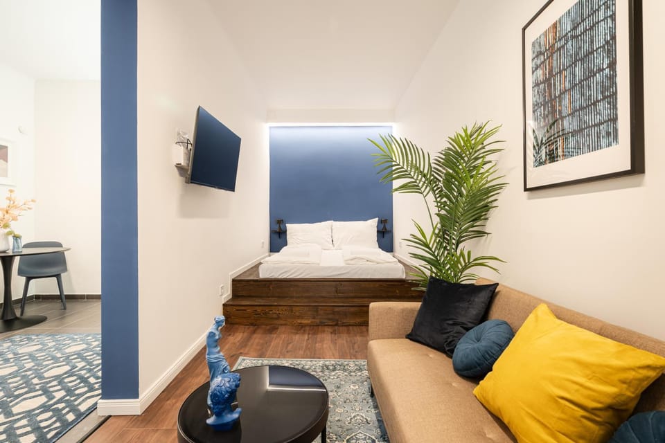 Bed, TV and multimedia, Living room, Photo of the whole room, Seating area