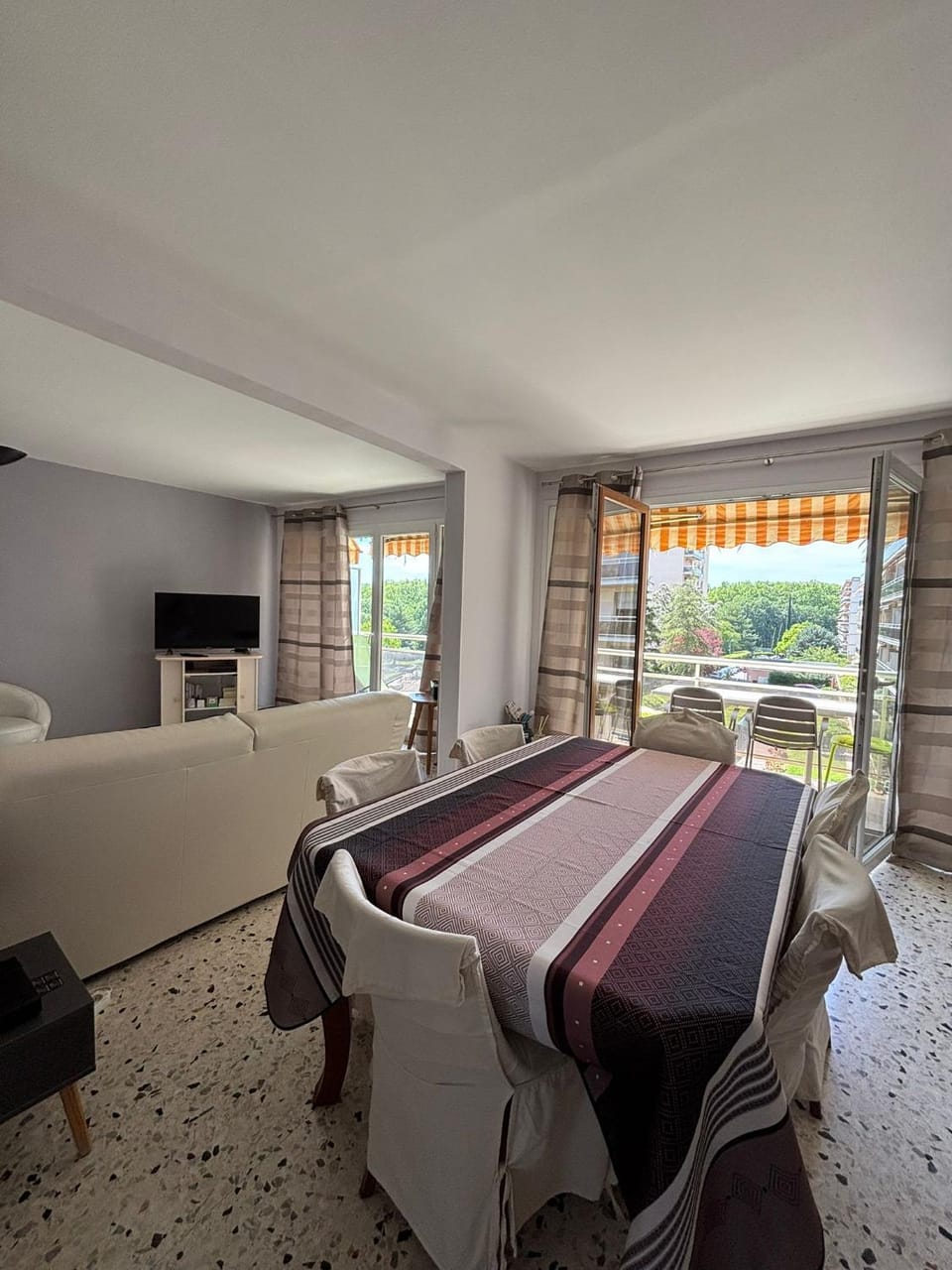 Aix en Provence, dans grande résidence arborée, appartement de 80m2 Apartment in Aix-en-Provence