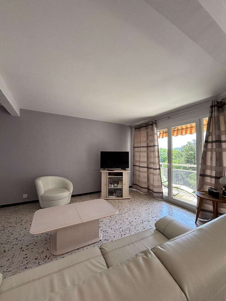 Aix en Provence, dans grande résidence arborée, appartement de 80m2 Apartment in Aix-en-Provence