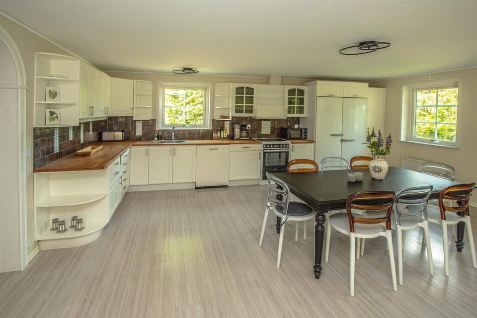 Dining area, dishwasher, oven