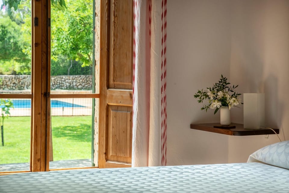 Bed, Day, Summer, Garden, View (from property/room), Bedroom, Garden view, Pool view