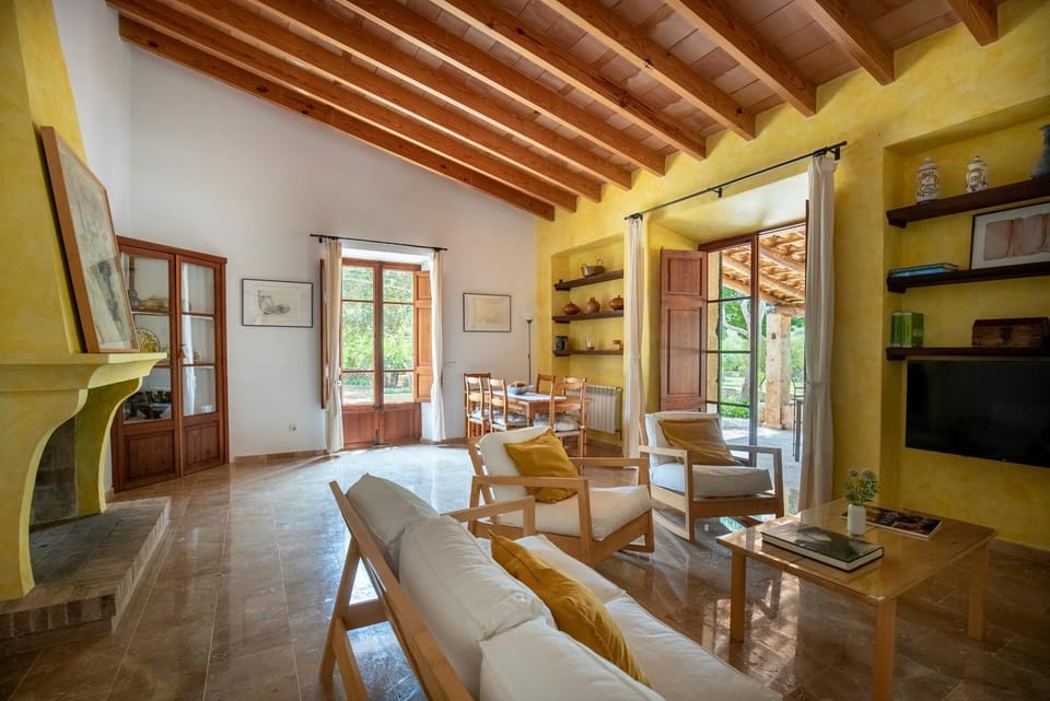 Communal lounge/ TV room, TV and multimedia, View (from property/room), Living room