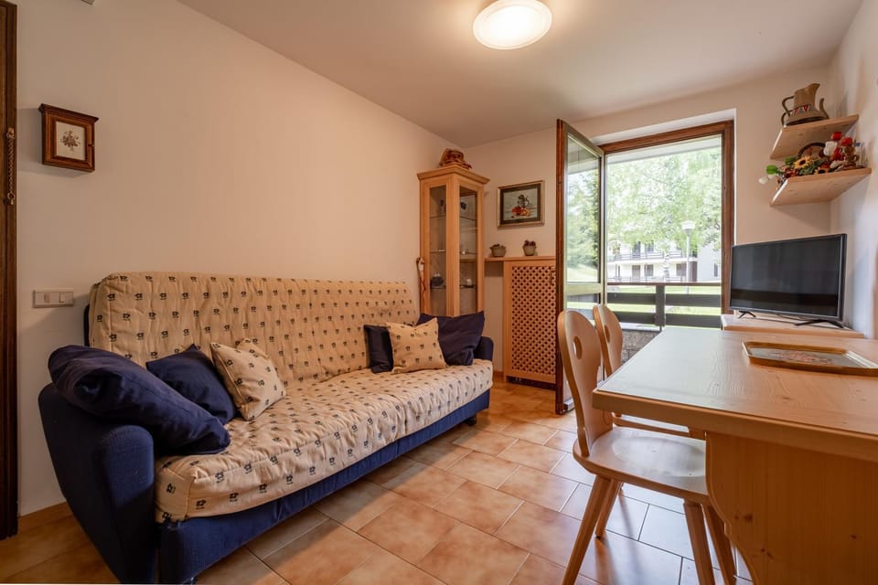 Communal lounge/ TV room, TV and multimedia, Living room, Seating area