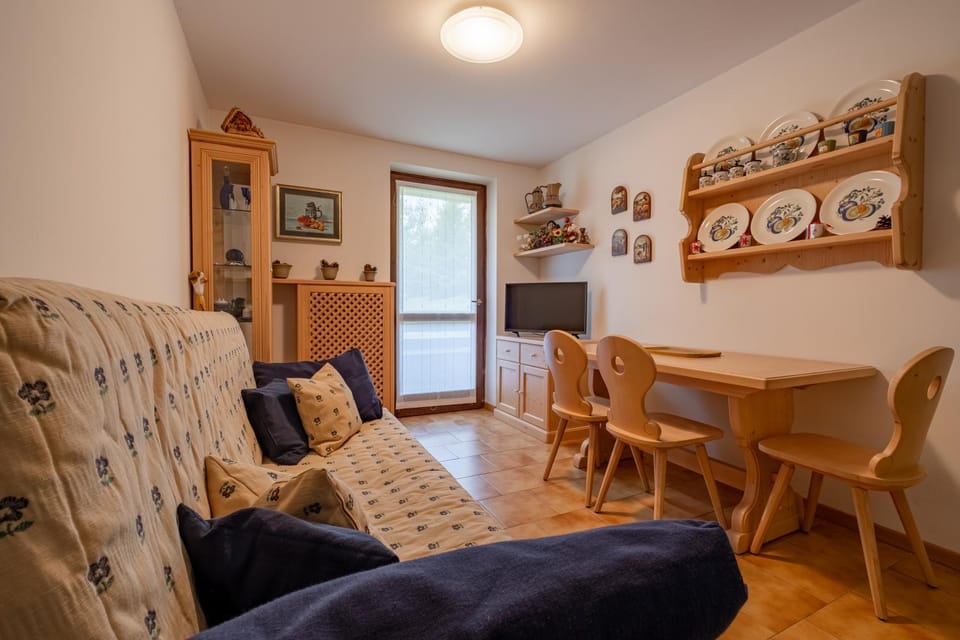 TV and multimedia, Kitchen or kitchenette, Living room, Seating area, Dining area