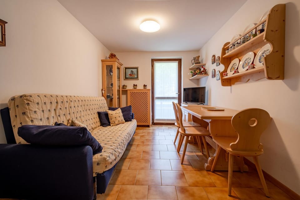 Communal lounge/ TV room, TV and multimedia, Living room, Seating area, Dining area