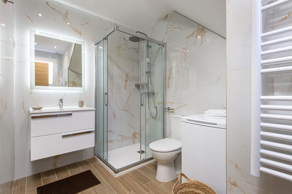 Shower, Toilet, Bathroom, towels