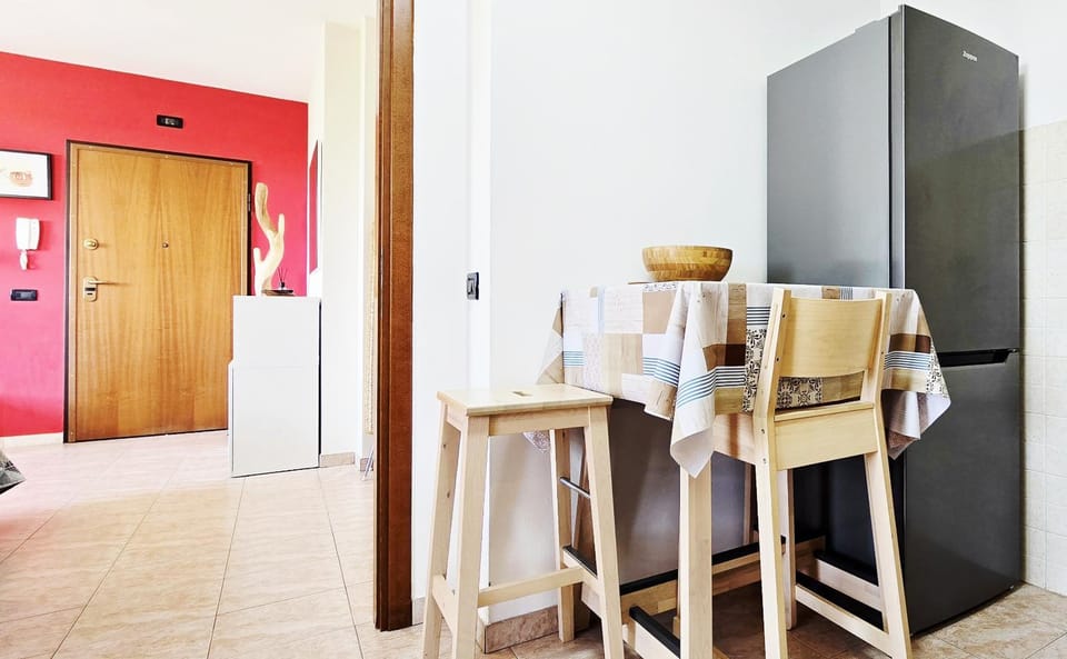 Kitchen or kitchenette, Dining area, minibar