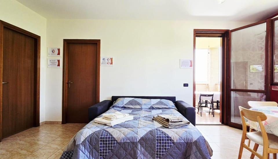 Bed, Living room, Photo of the whole room, Seating area, Bedroom