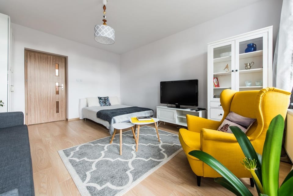 Bed, TV and multimedia, Seating area